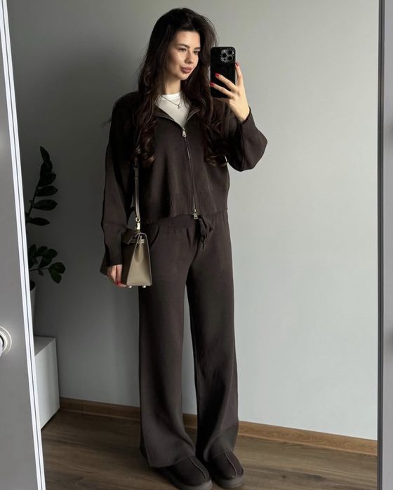 Костюм коричневий