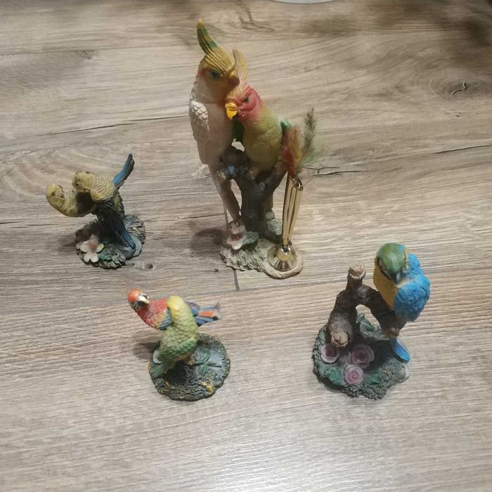 Zestaw dekoracyjnych figurek papugi