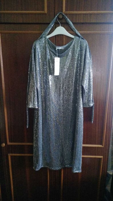 Червона та сіра сукні