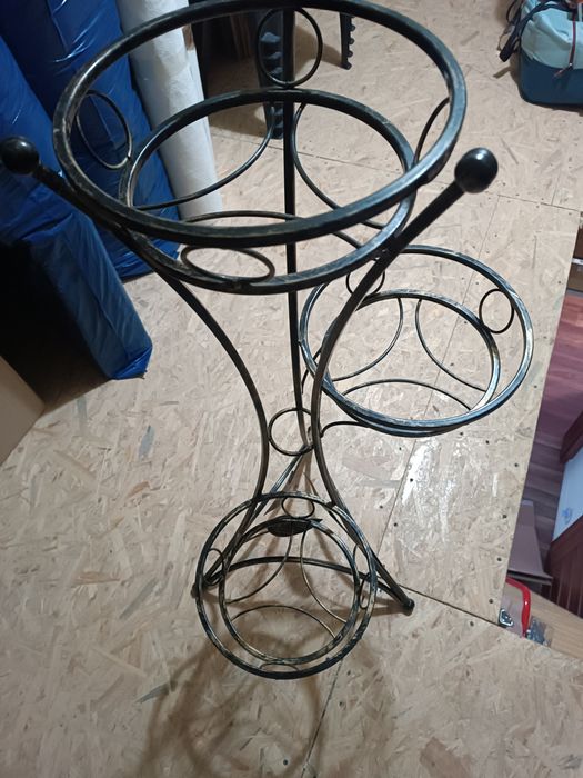 Metalowy stojak na kwiaty
