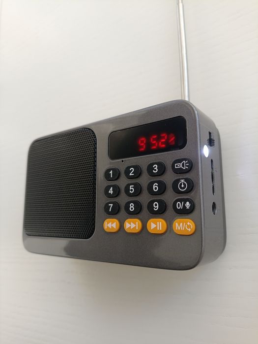 Якісне міні FM радіо, акум 18650, Type-C, MP3, Bluetooth, ліхтарик
