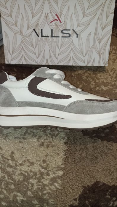 Жіночі кросівки Allsy.