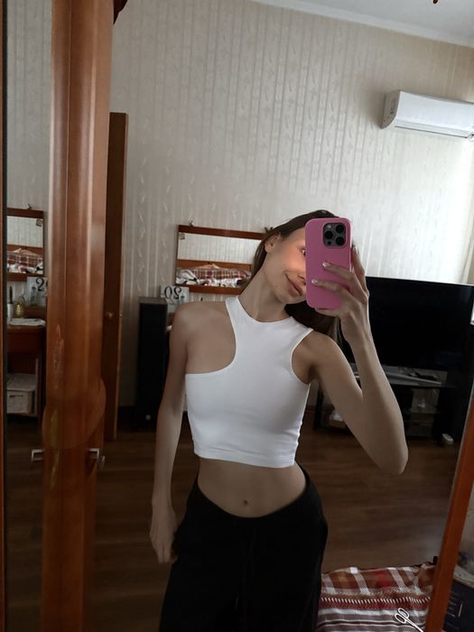 Топ з асиметричним вирізом