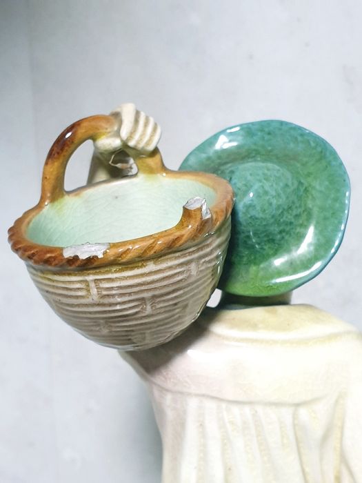 Rara antiga figura de costumes em faiança europeia