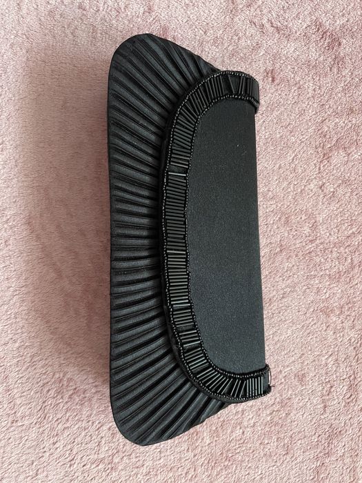 Elegancka czarna kopertówka