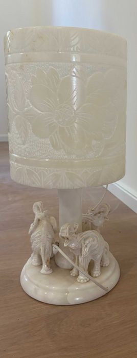 candeeiro em mármore branco em bom estado