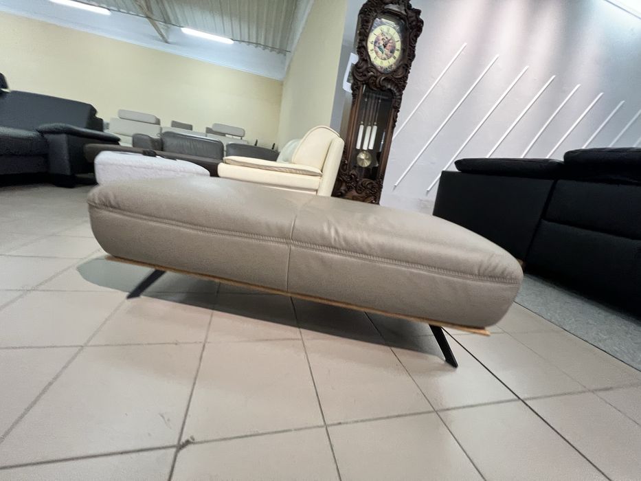 Великий шкіряний пуфік на ніжках