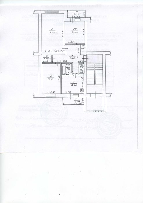 Продається трикімнатна квартира в центрі міста