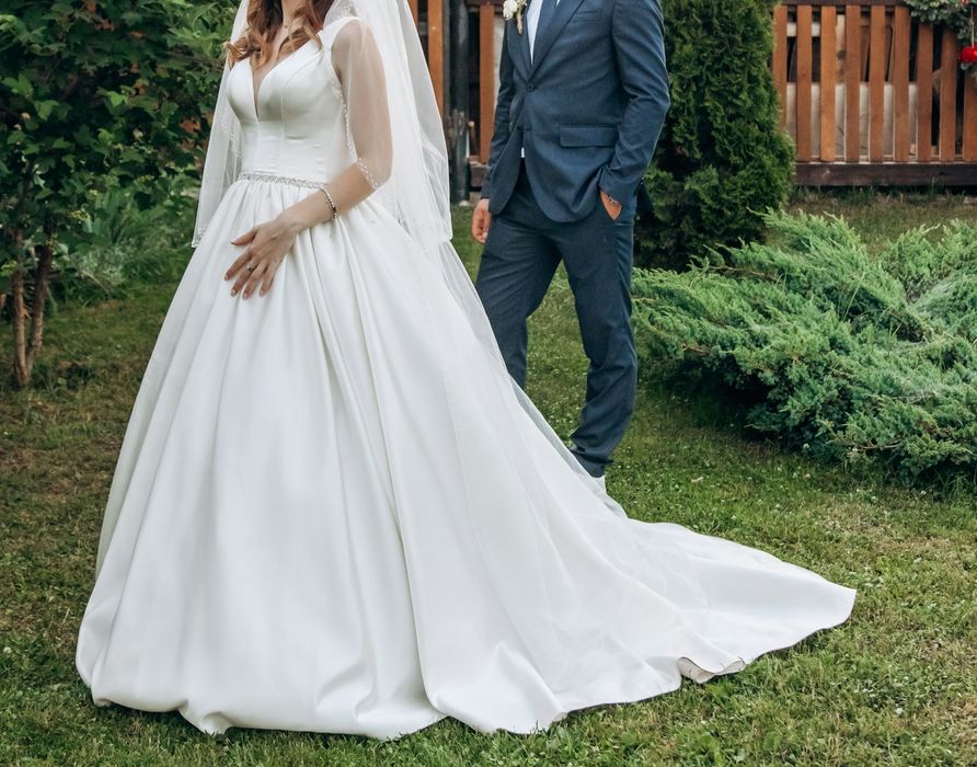 Атласна весільна сукня