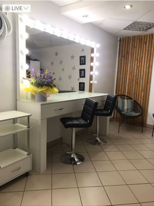 Продам стіл для візажу на два робочих місця.