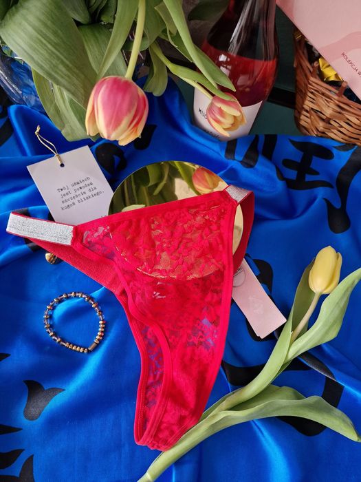 Koronkowe stringi damskie z szerokim gumowym pasem brokatowym