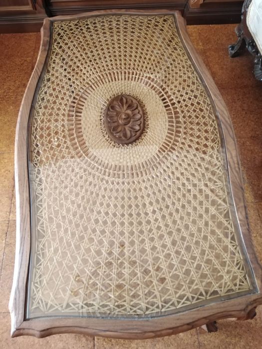 Mesa de Sala em Madeira de Nogueira com Palhinha