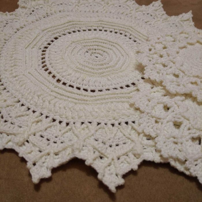 Серветка в'язана гачком декор тумби ,столика, колір молочний, білий