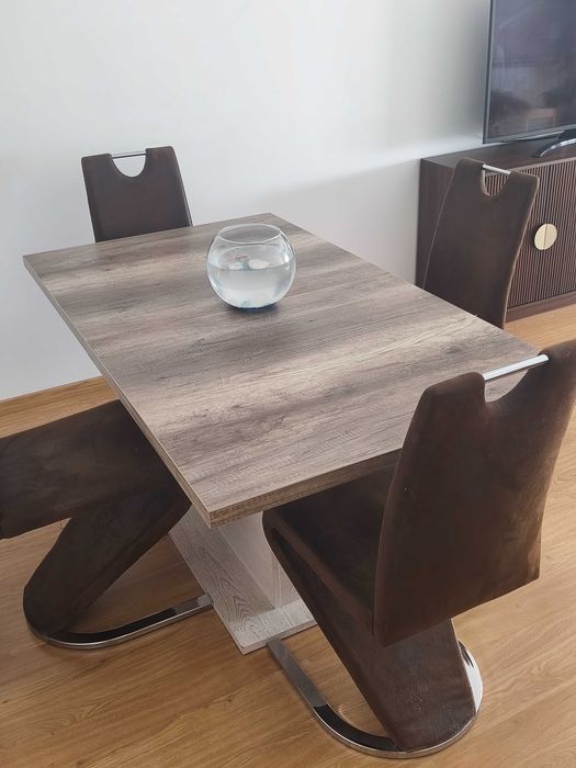 Mesa e cadeiras conjunto