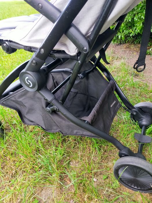 Lekki Wózek spacerowy Skiddou Espoo do samolotu składany jedną ręką