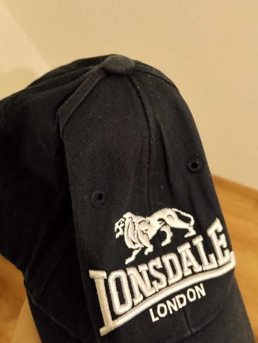 LONSDALE. Markowa czapka z daszkiem.