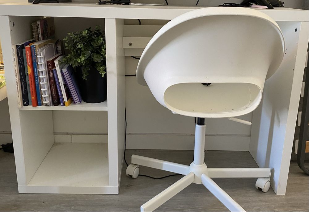 Mesa de estudo e cadeira com rodas