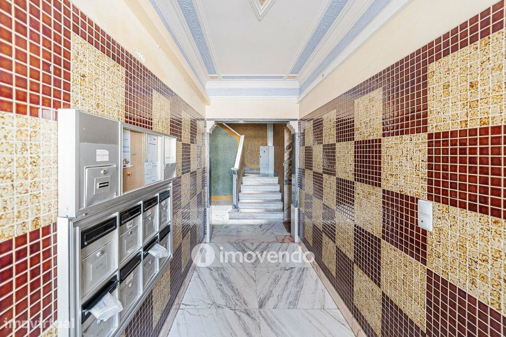 Apartamento T2 luminoso, totalmente remodelado, em Corroios