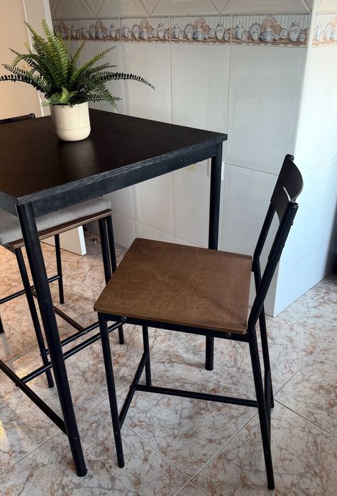Mesa alta de cozinha c/ 2 cadeiras (IKEA)
