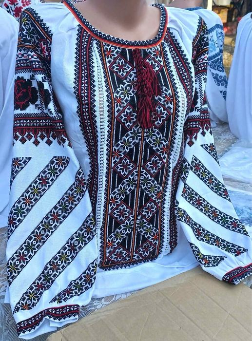 Вишитий одяг ручної роботи