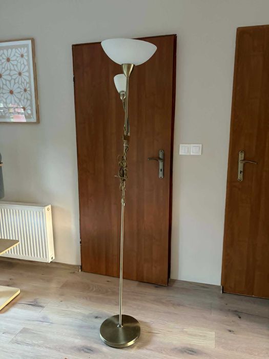 lampa podłogowa z białym kloszem