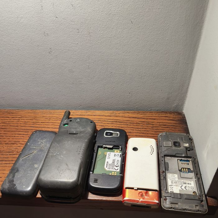 Zestaw Starych Telefonów