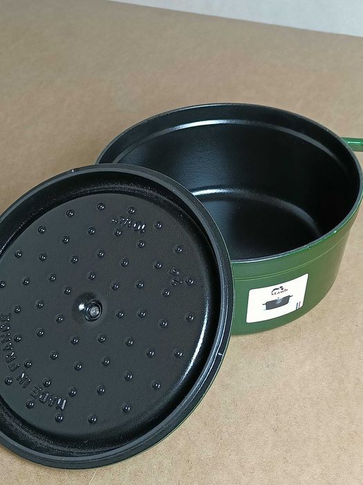 Garnek żeliwny z pokrywką STAUB La Cocotte zielony - OUTLET