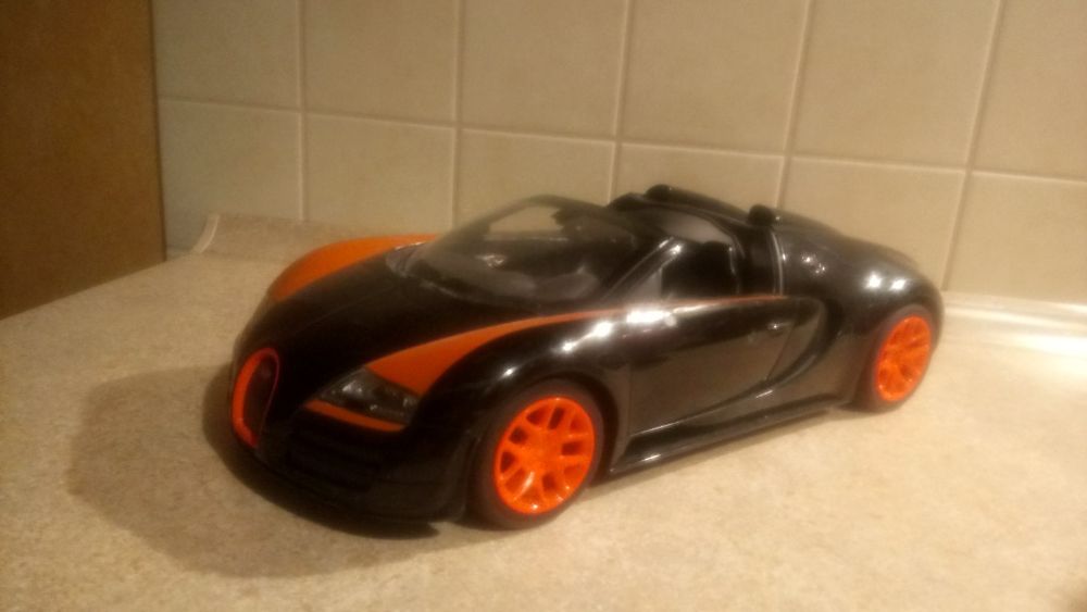 Duży samochód wyścigowy na pilot Bugatti