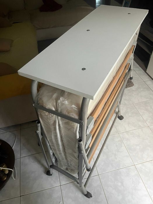 Cama de Solteiro, Dobrável e Seminova com Colchão