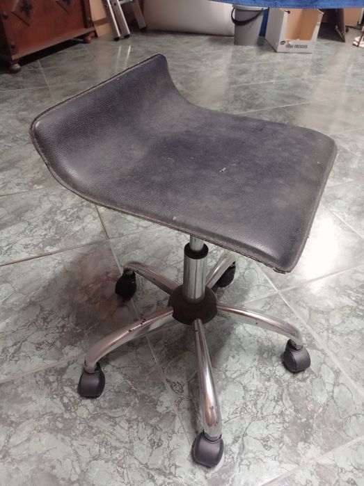 Banco giratório em pele sintética