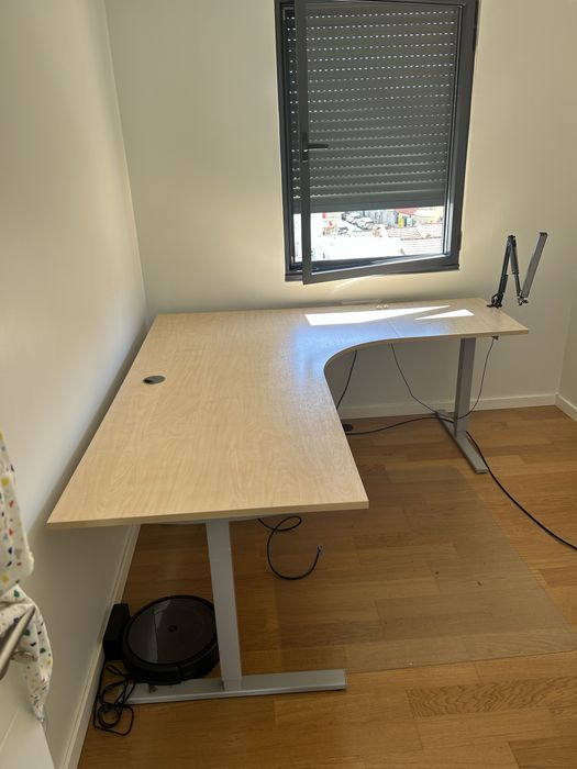 Secretaria de canto com regulação eléctrica de altura.