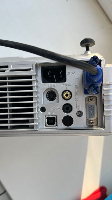 Потужний проектор medion