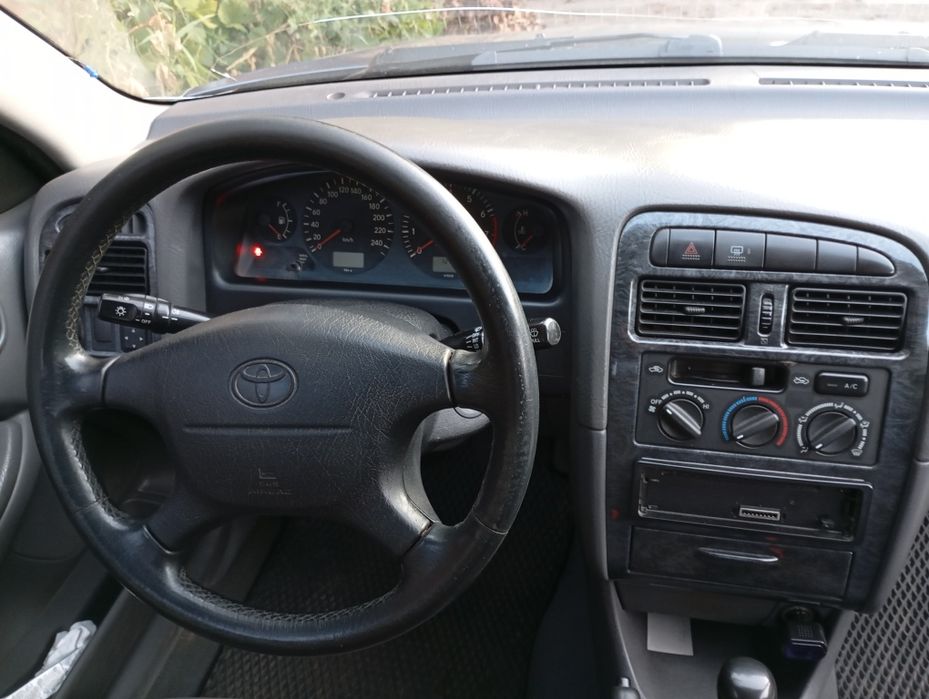 Тойота авенсіс,1.6, бензин