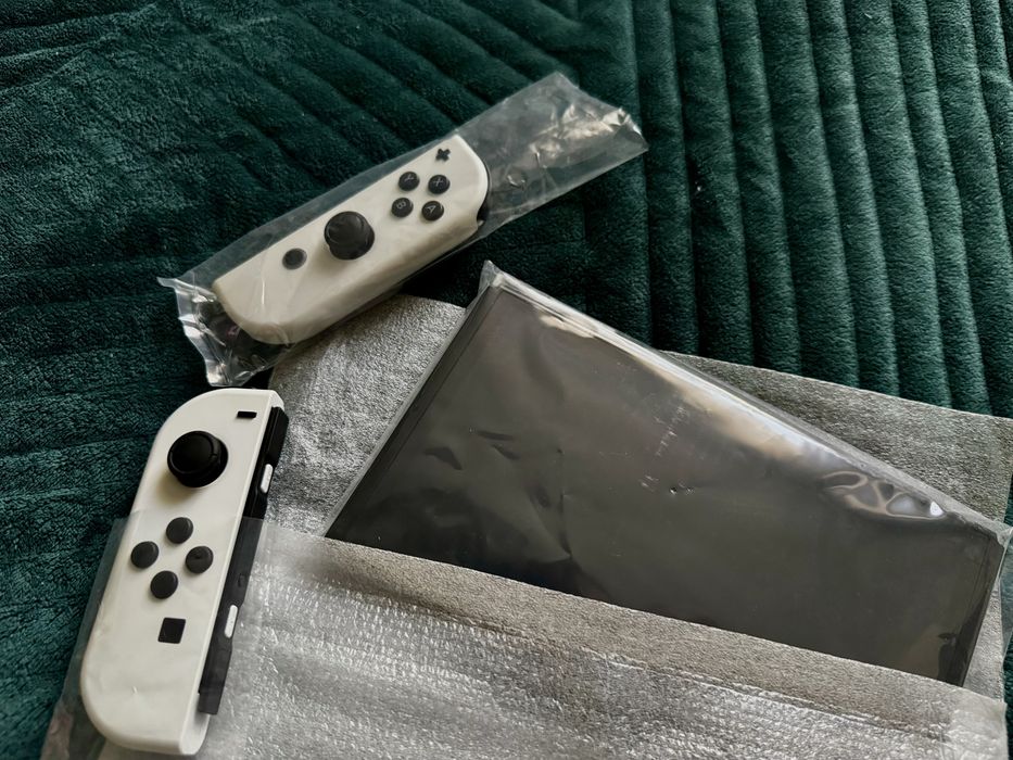 Nintendo Switch OLED biały - GWARANCJA - zestaw z grami, etui, pad etc
