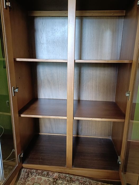 Vitrine de sala. Usada.