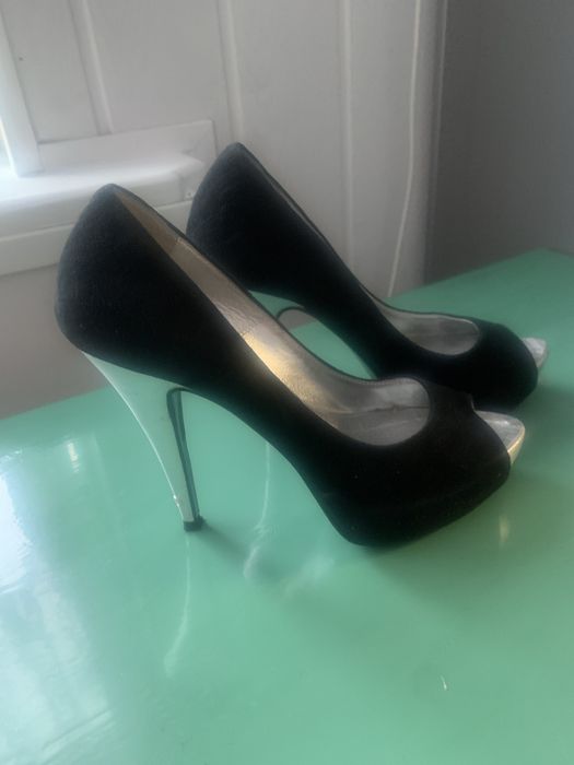 Szpilki z odkrytymi palcami