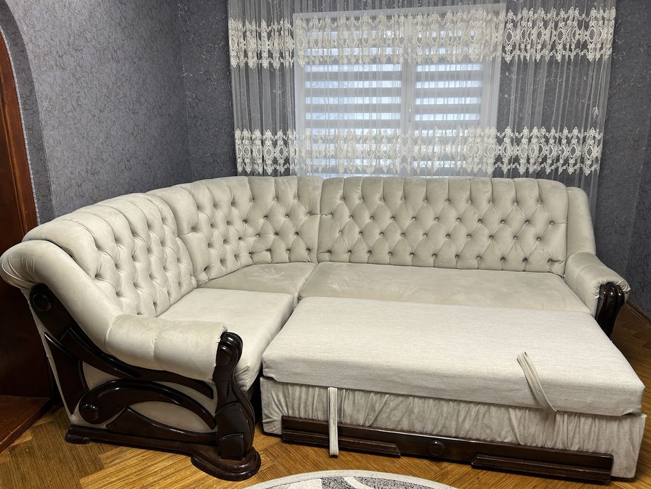 Продам  кутовий диван у вітальню , у хорошому збереженому стані .