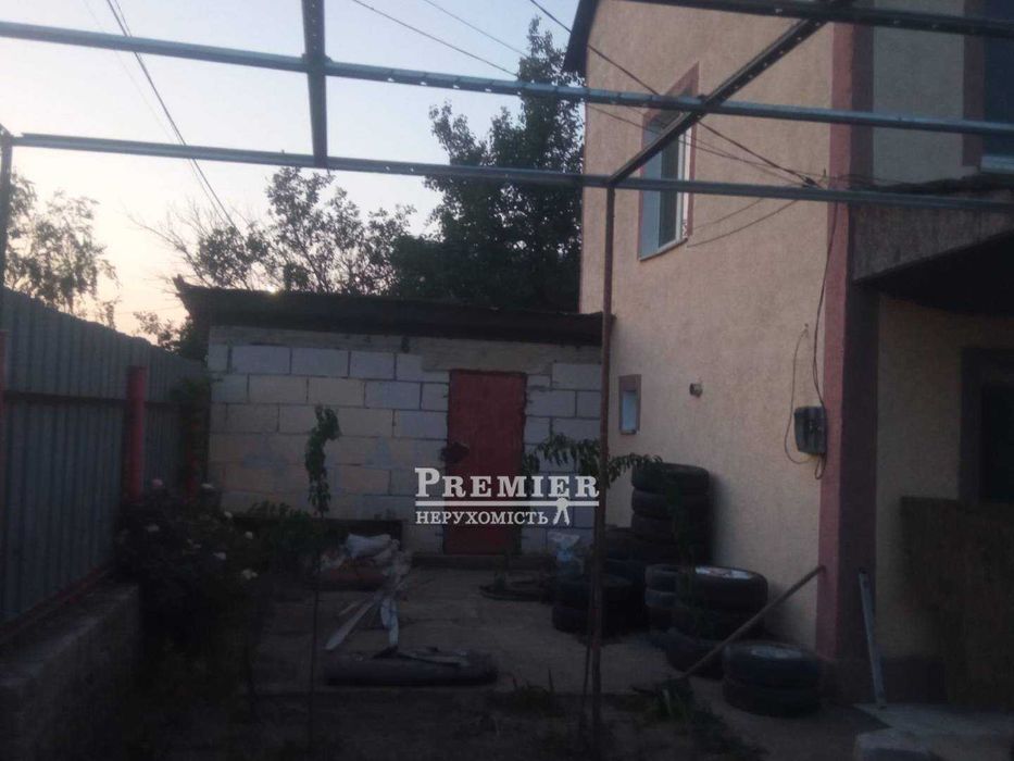 Продам триповерховий  сучасний будинок