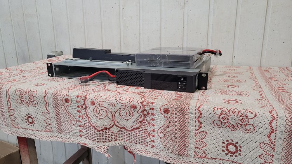 Источник песперебойного питания.