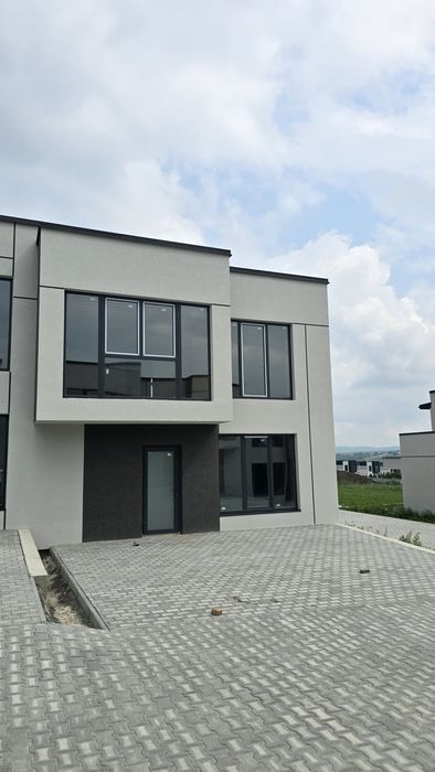 Продається крайній таунхаус 5 км від майдану.