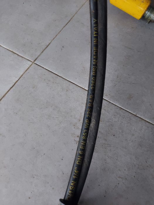 2 macacos  hìdraulicos com os devidos tubos