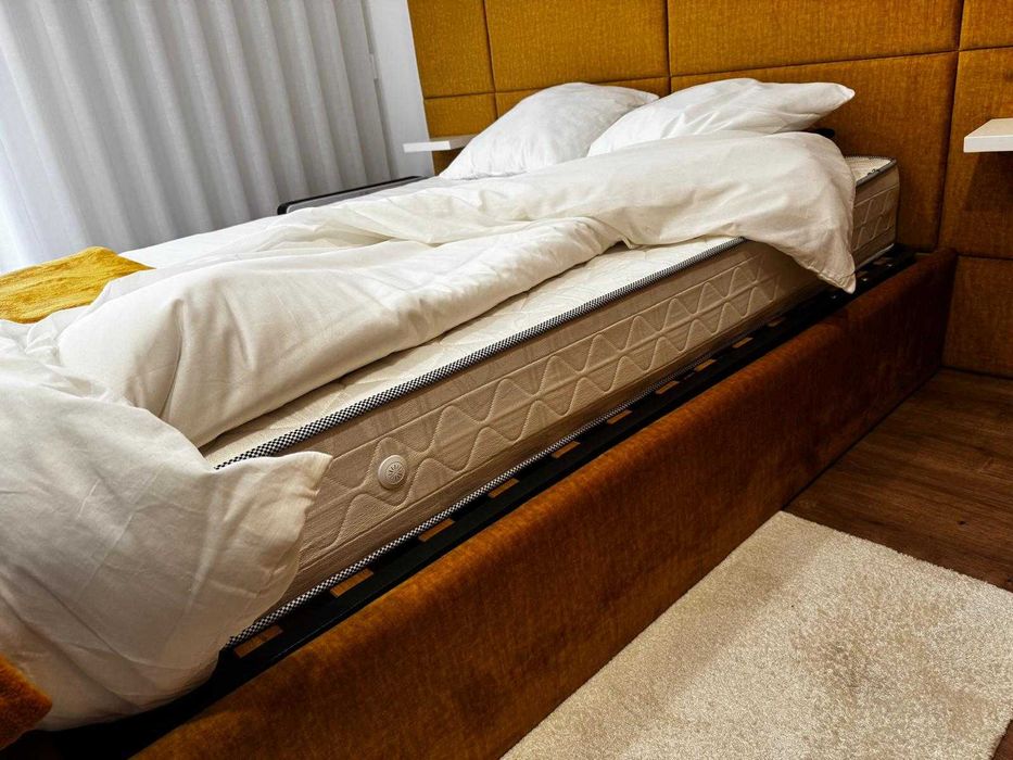Cama de casal NOVA estofada com estrado elevatório e arrumação