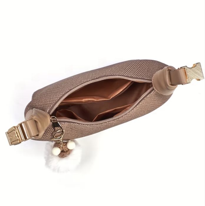 Жіноча сумка з фактурної екошкіри з брелоком та золотою фурнітурою