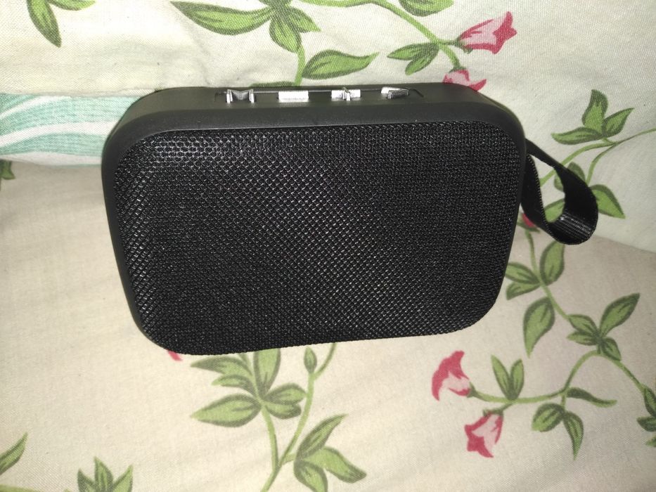 Колонка с блютусом и картой памяти. Фм радио.