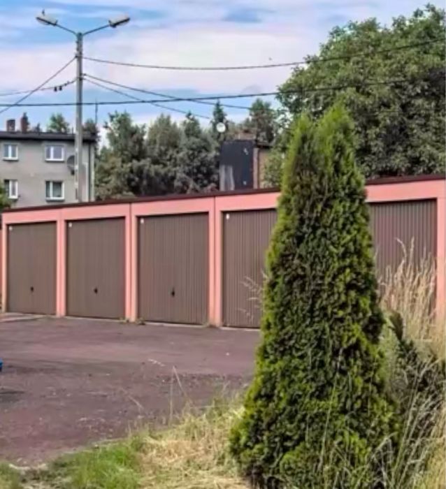 Sprzedam garaż murowany z pradem