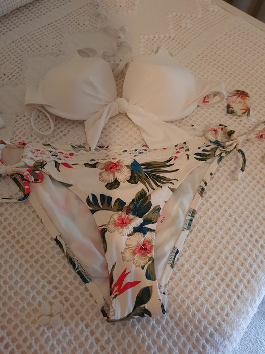 Vendo biquíni estampado e branco