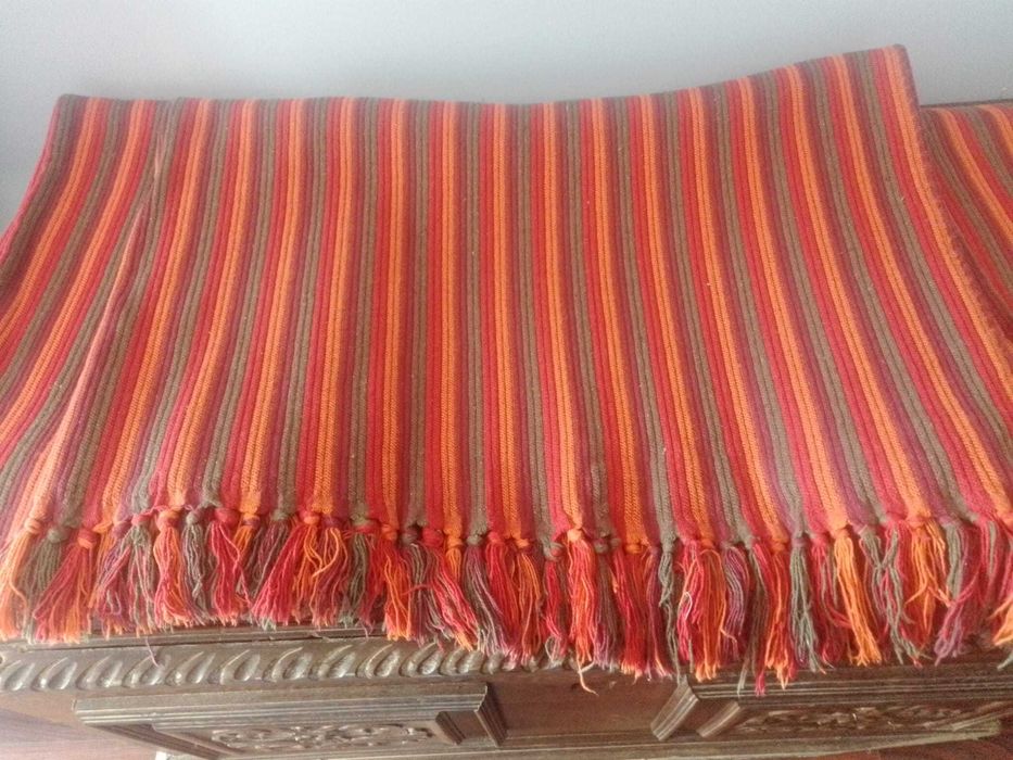 Mantas de cama individual e toalhas de mesa