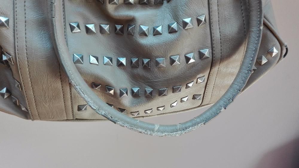 Beżowa torba zniszczona