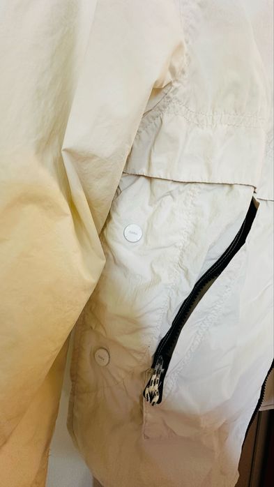 Вітровка для дівчинки Zara. Молочного кольору.