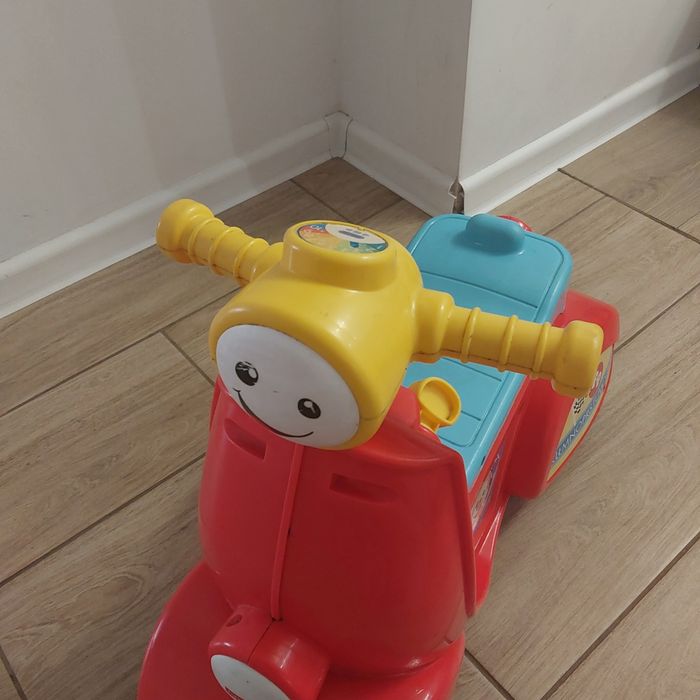 Jeździk fisher price skuter